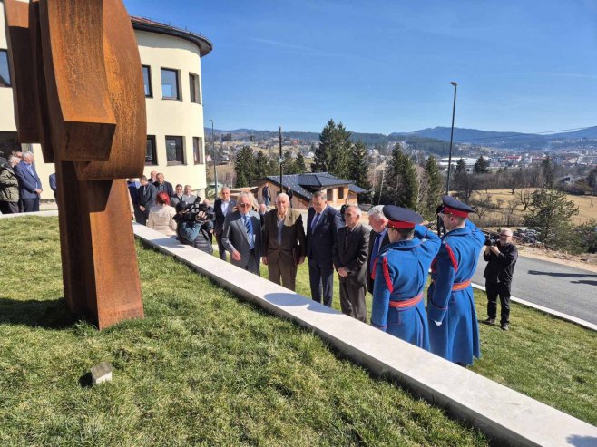 Положени вијенци на споменик ствараоцима и браниоцима Српске, почаст одао и Додик (ФОТО)
