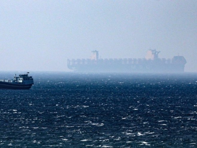 Тоне танкер који је желио да да прође кроз Ормуски мореуз (ВИДЕО)