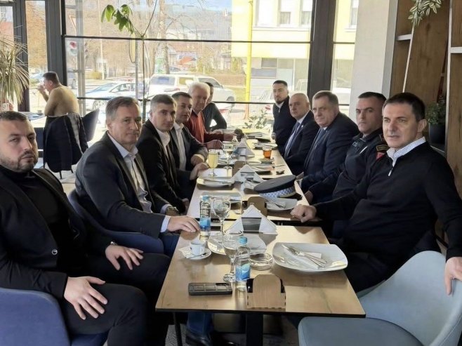 Додик у Палама са руководством ОО СНСД (Фото: x.com/MiloradDodik) - 