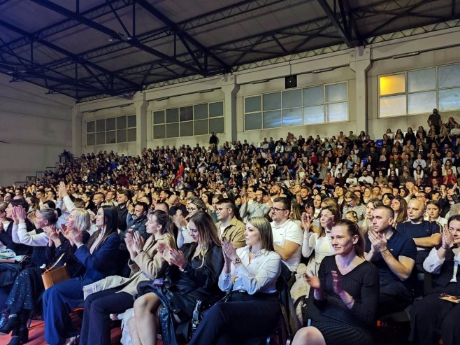 Grupa "Fenečki biseri" pred prepunom dvoranom u Banjaluci