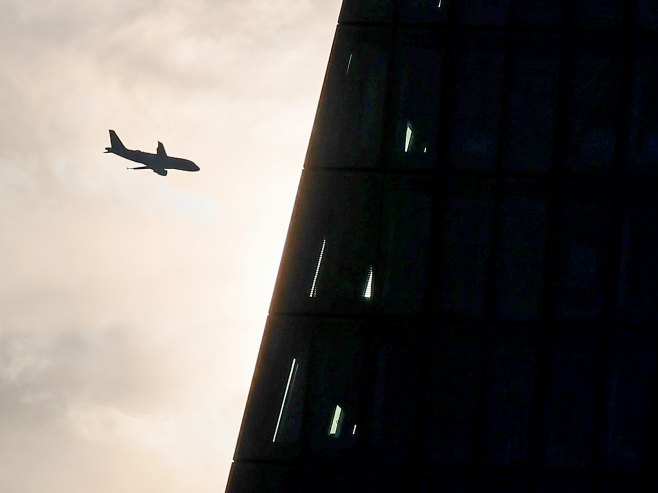 Слетио први авион са евакуисаним црногорским држављанима