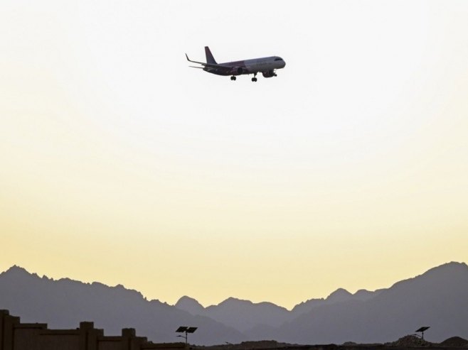 Авион са српским држављанима евакуисаним из Израела кренуо из Шарм ел Шеика