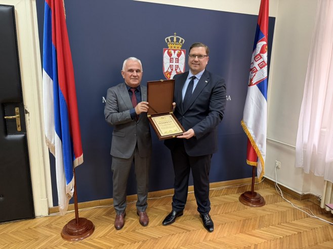 Кокановићу плакета за помоћ у пројекту повезивања српске дјеце