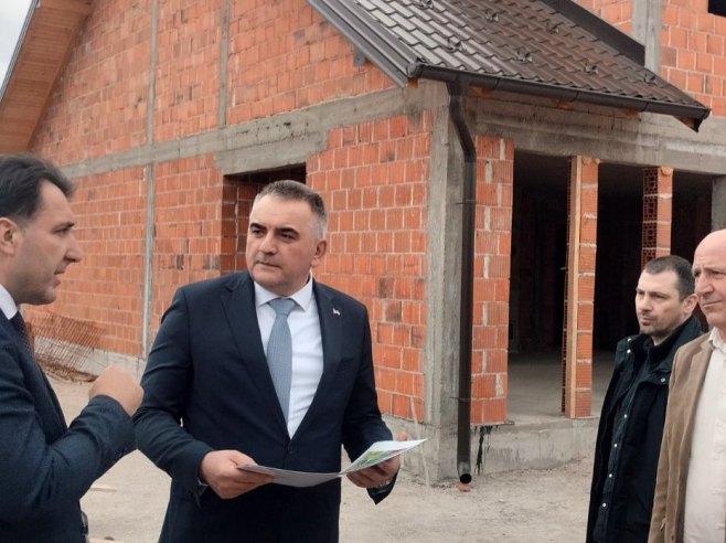 Минић у Сокоцу, обишао манастир и Романијску кућу (фото: РТРС)