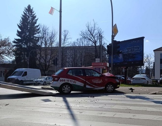 Бањалука: Возилом ударио у семафор (ФОТО/ВИДЕО)