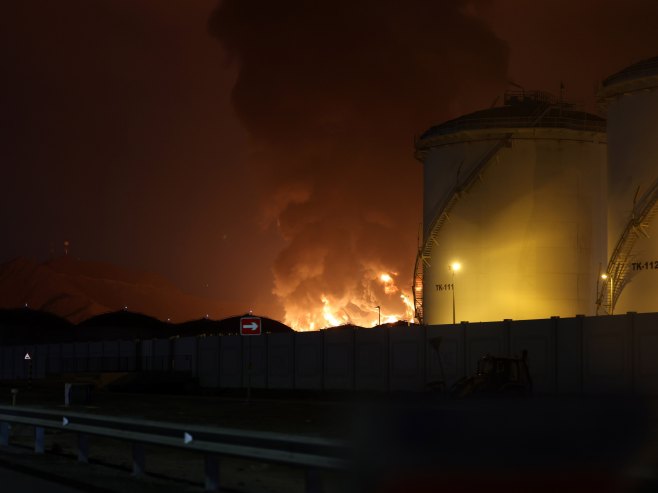 Пожар у нафној рафинерији (Фото: EPA/STRINGER/илустрација) - 