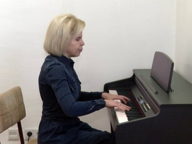 Слијепа наставница музике из Дервенте препреке у животу претвара у изазове (ВИДЕО)