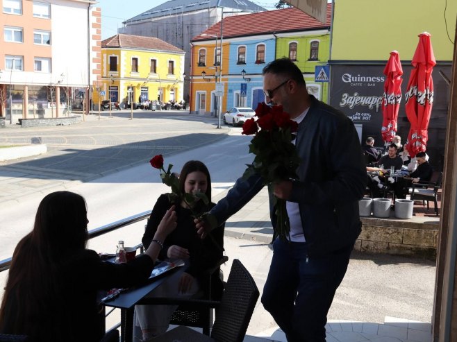 Igor Žunić podijelio ruže za 8. Mart