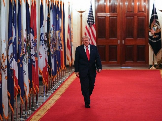 Доналд Трамп (фото: EPA/AARON SCHWARTZ) - 