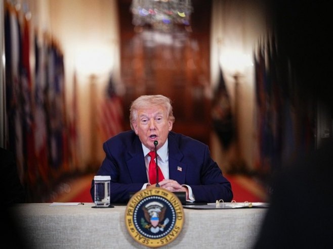 Доналд Трамп (Фото: ЕPА/AARON SCHWARTZ / POOL) - 