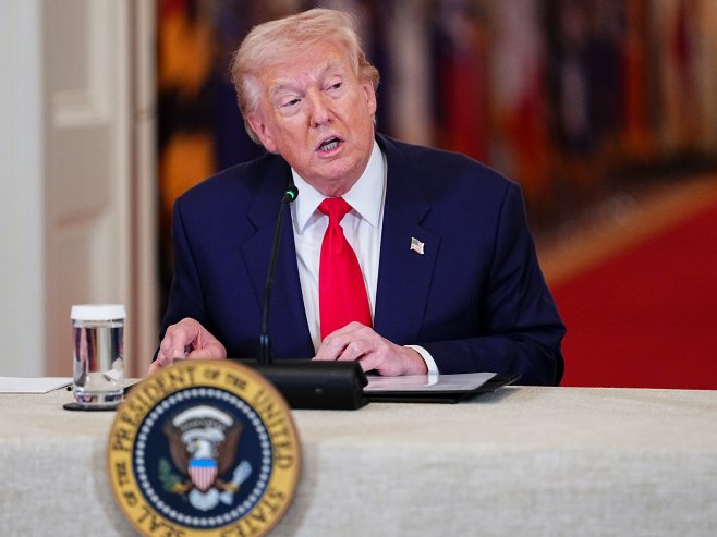 Трамп: Ако Иран затвори Ормуски мореуз, САД ће их гађати 20 пута јаче