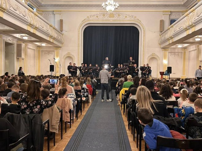 Концерт Полицијског оркестра за ученике бањалучких основних школа поводом Дана полиције Српске (ВИДЕО)