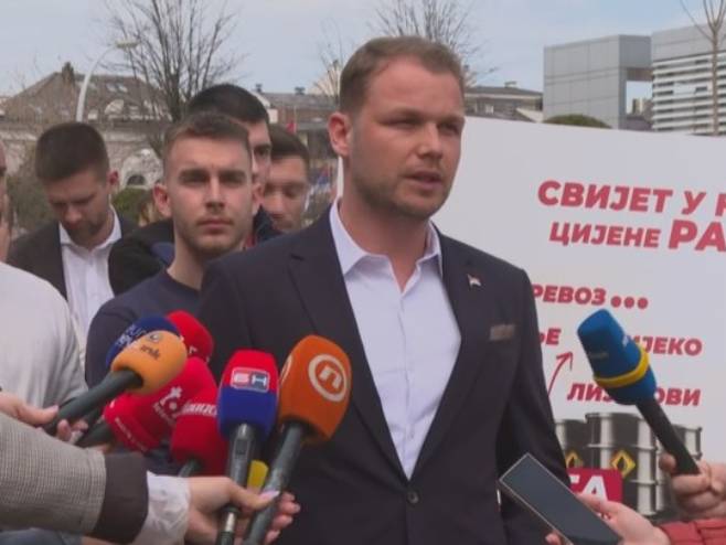 Станивуковић кроз перформанс предложио пакет мјера за излазак из кризе