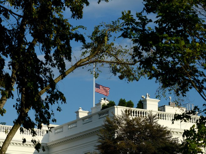 Инцидент у Вашингтону: Аутомобил се забио у ограду Бијеле куће