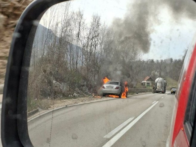 Горио аутомобил на путу ка Мркоњић Граду