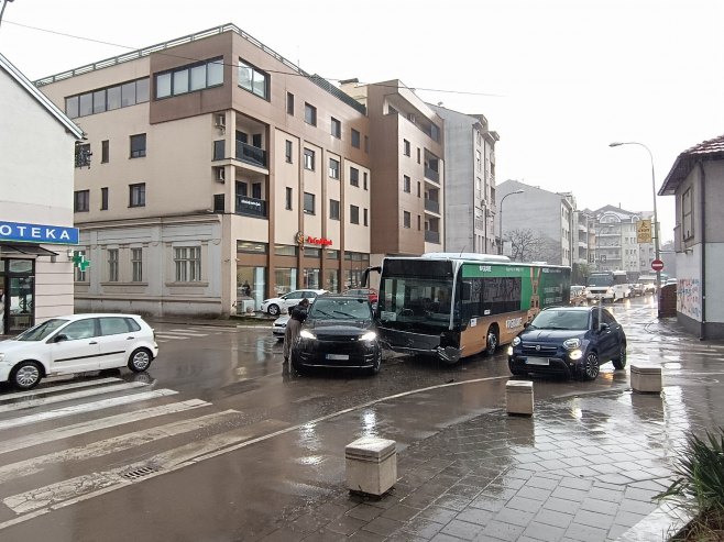 Саобраћајна незгода у Бањалуци; Судар аутомобила и аутобуса