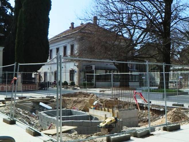 Поплочавање Старог града у Требињу при крају; Трг Травунија у новом руху до љета