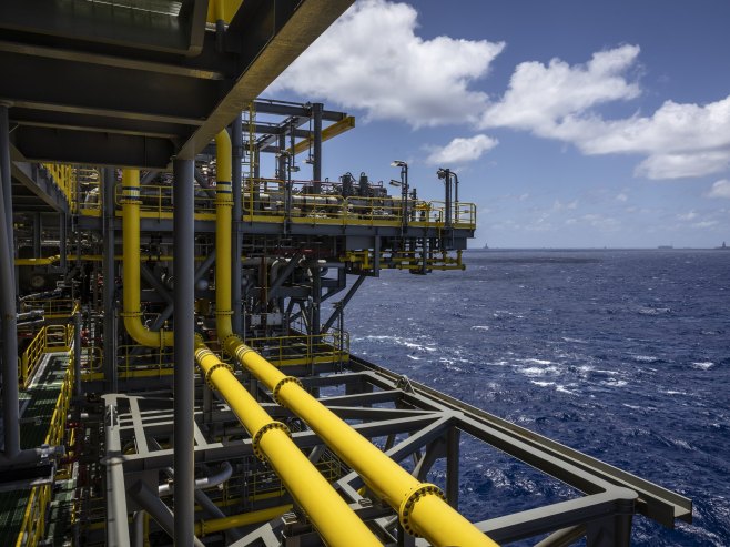 Нафта достигла цијену од скоро 105 долара по барелу због рата у Ирану