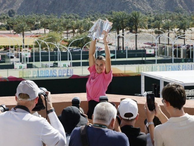 Sabalenki trofej Indijan Velsa (Foto. EPA/JOHN G. MABANGLO)