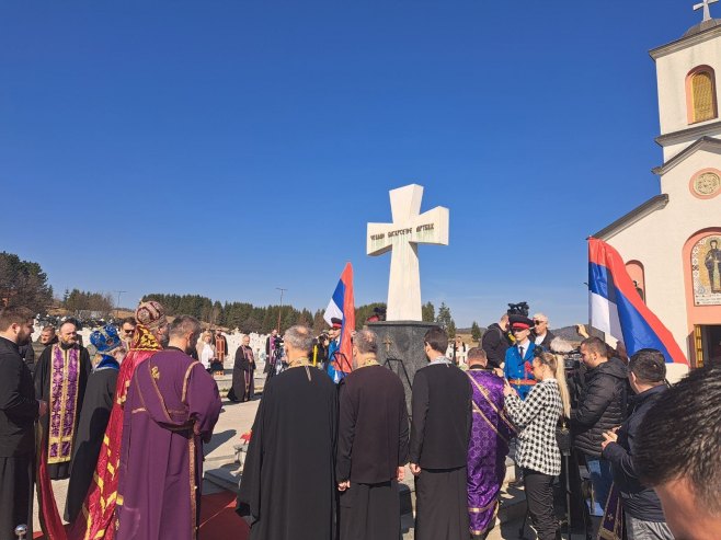 Поменом погинулим борцима на Војничком гробљу Нови Зејтинлик на Сокоцу