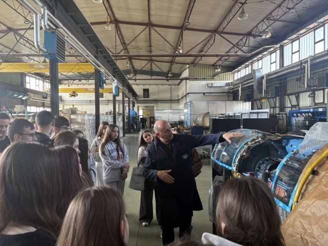 Ученици и наставници Ваздухопловне академије из Београда посјетили бијељински "Орао"