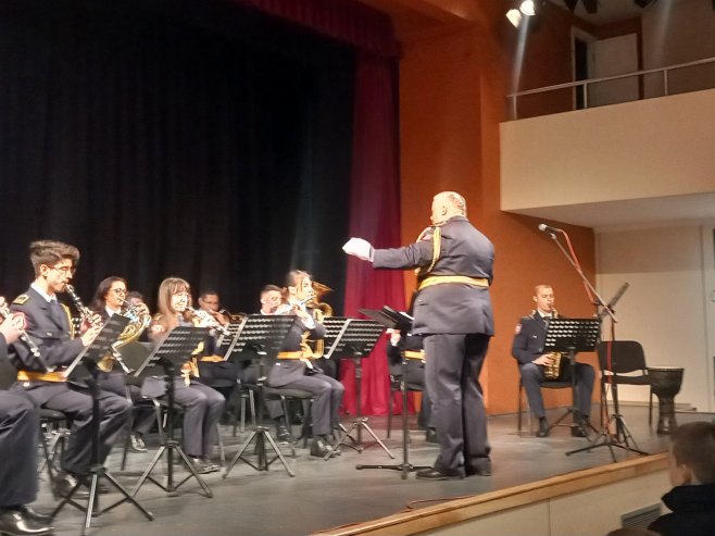Полицијски оркестар МУП-а Српске одушевио требињске основце (ФОТО)