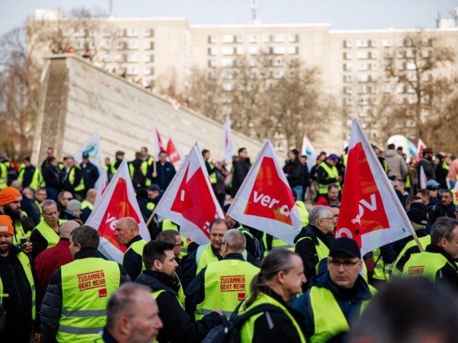 Штрајк упозорења у јавном превозу у Њемачкој: Обустављени аутобуси и возови