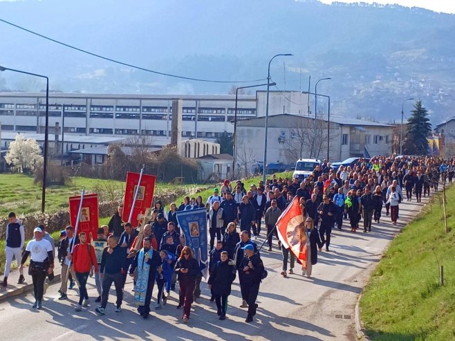 Служен молебан на Ћуприји, поклонички ход ка Старом Броду