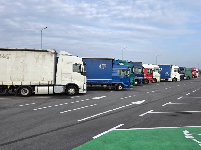 Гранични прелаз у Градишци нормално ради; Превозници се окупљају, нема блокада (ФОТО)