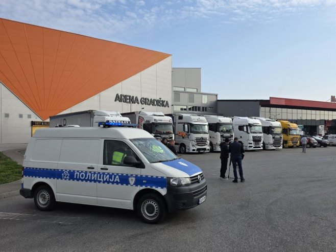 Гранични прелаз у Градишци нормално ради; Превозници се окупљају, нема блокада (ФОТО)