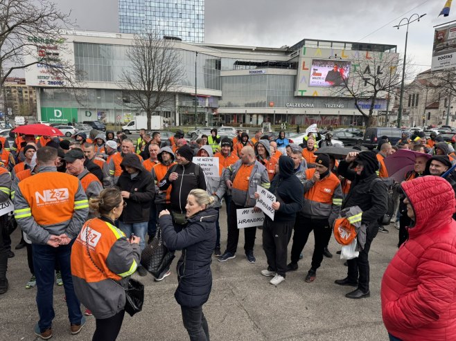 Радници Нове жељезаре Зеница протестују испред заједничких институција у Сарајеву (ФОТО/ВИДЕО)