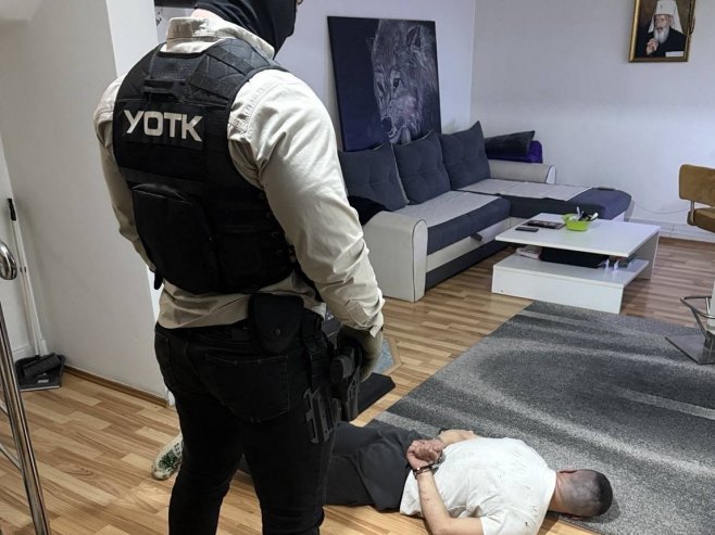 Пронађено око 1,4 килограма опојне дроге кокаин, ухапшена два лица (ФОТО)