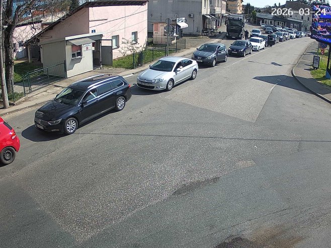 Појачан саобраћај на прелазима Градишка, Брод и Иваница