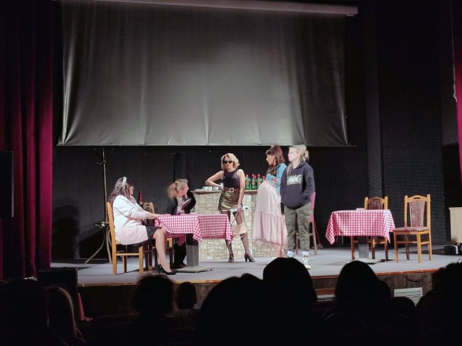 Братунац: Глумице из Зворника извеле представу "Шмизле"