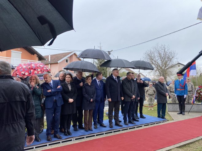 Положени вијенци код спомен-крста у Сијековцу поводом 34 године од злочина над Србима