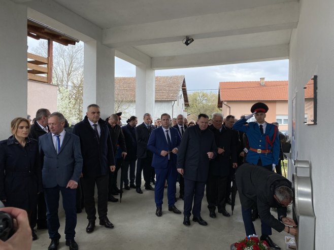 Испред куће Миље Зечевић (фото: РТРС)