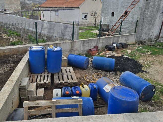 ПУ Требиње: Одузети око 2.000 литара горива, слободе лишено три лица (ФОТО)