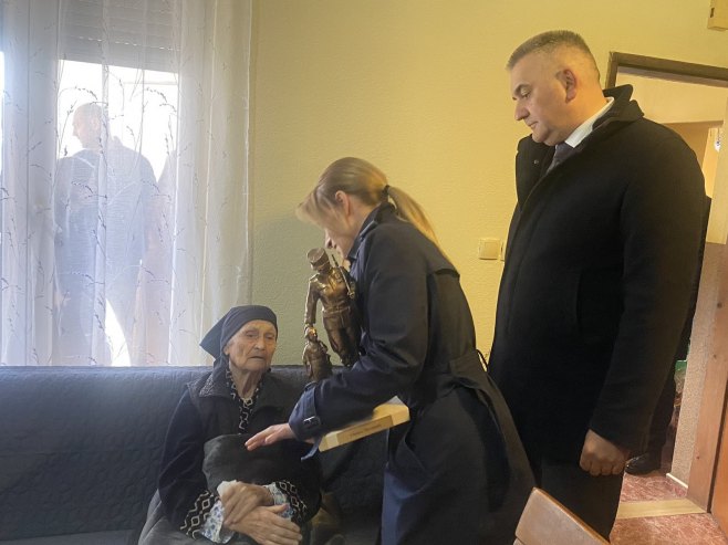 Минић и Ђурђевић Стаменковски посјетиили мајку-хероја Миљу Зечевић (ФОТО)