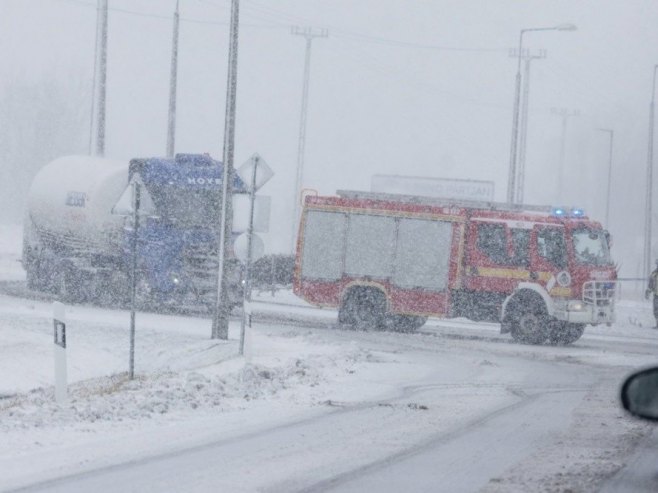 Густ снијег у Горском котару и лици, на југу олујни вјетар (ФОТО/ВИДЕО)