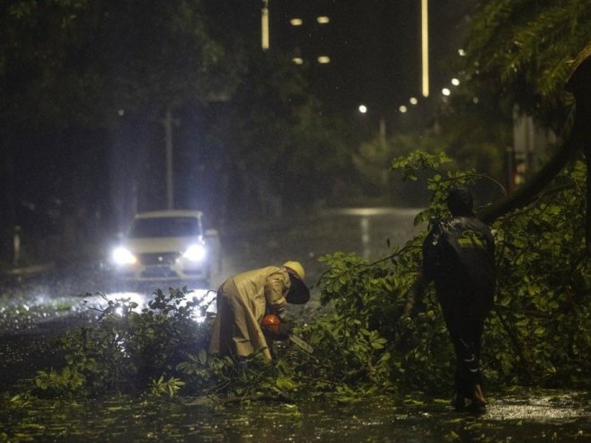 Невријеме у Загребу, вјетар обара стабла; Воз исклизнуо код Бјеловара