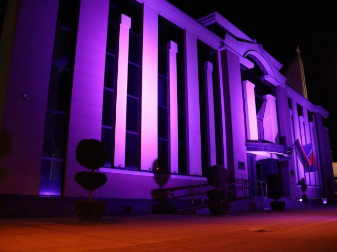 "Љубичасти дан" у Дервенти; Освијетљена зграда Градске управе