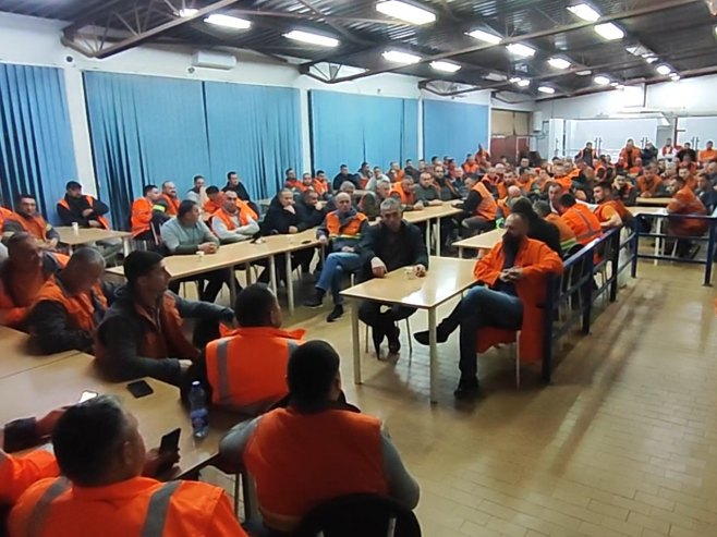 Радници Нове Љубије провели ноћ у Централној радионици у Приједору и на двије локације у Омарској; Не одустају од захтјева (ВИДЕО)