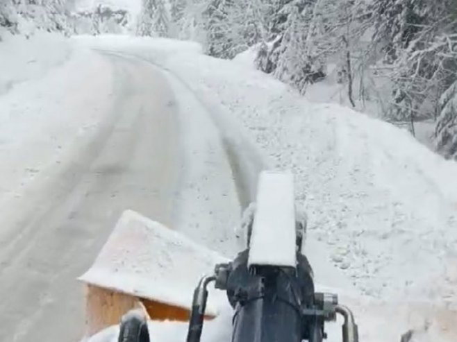 "Романијапутеви" са механизацијом чисти путне правце, сви путеви проходни (ВИДЕО)