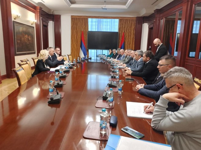 Минић са представницима репрезентативних синдиката