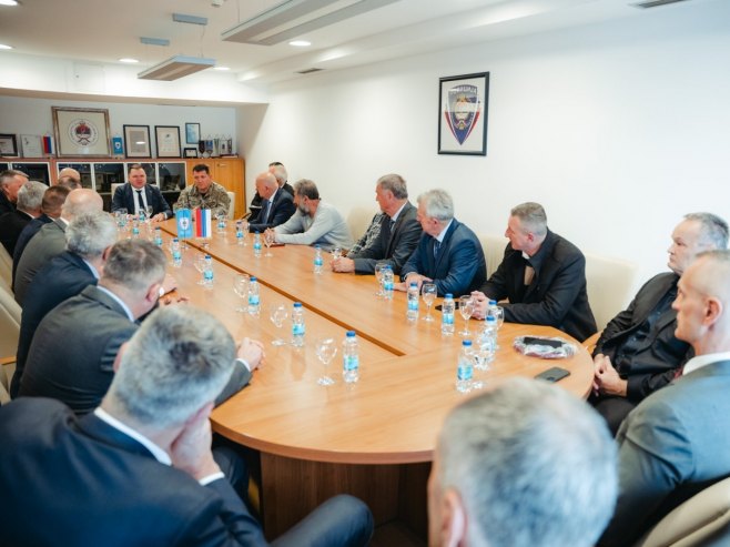 Будимир са ветеранима МУП-а Српске - Фото: РТРС