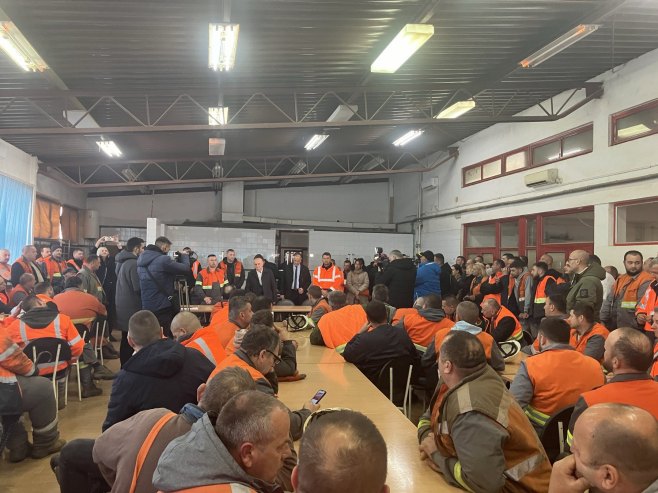 Ђокић са радницима "Нове Љубије" који протестују одбијањем оброка (ФОТО)