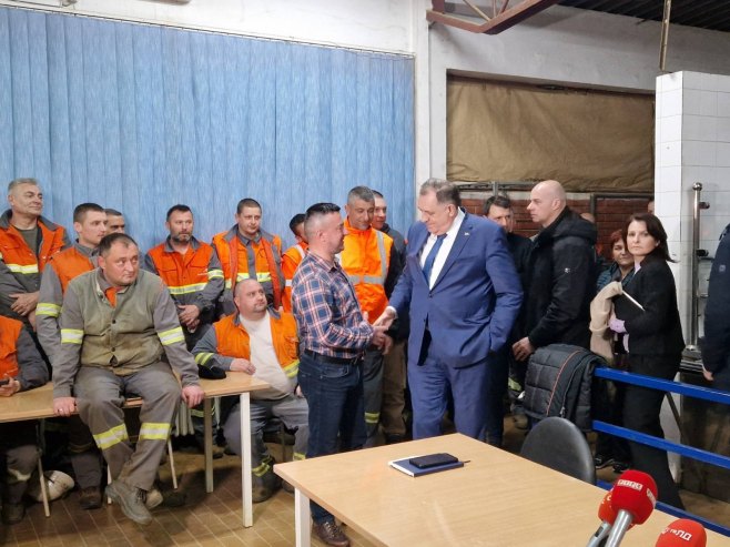 Додик са радницима "Нове Љубије" који протестују одбијањем оброка