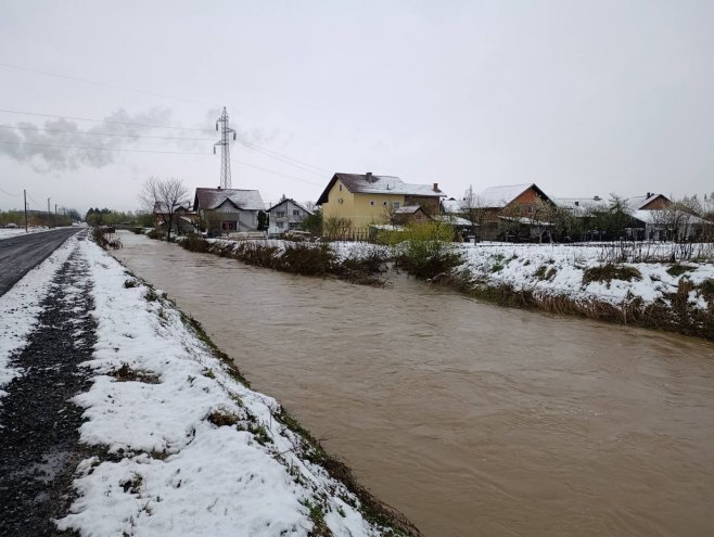 Водостаји у порасту, бројна домаћинства и путеви под водом (ФОТО/ВИДЕО)