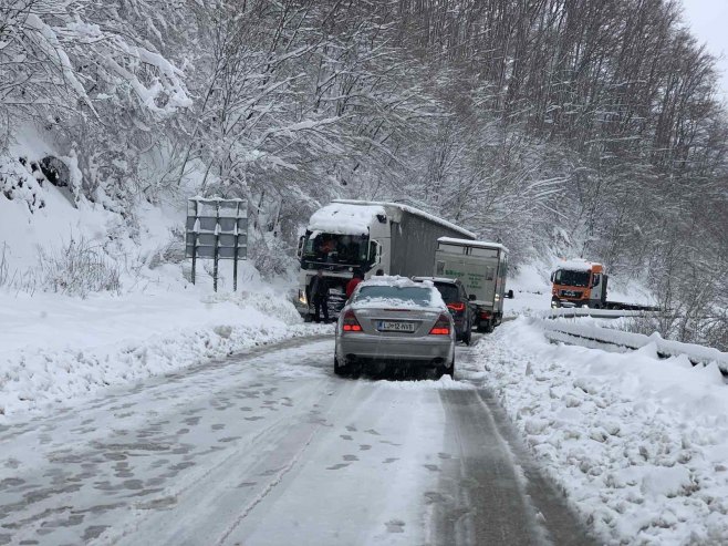 Обустава саобраћаја на магистралном путу Бијељина - Тузла (ВИДЕО)