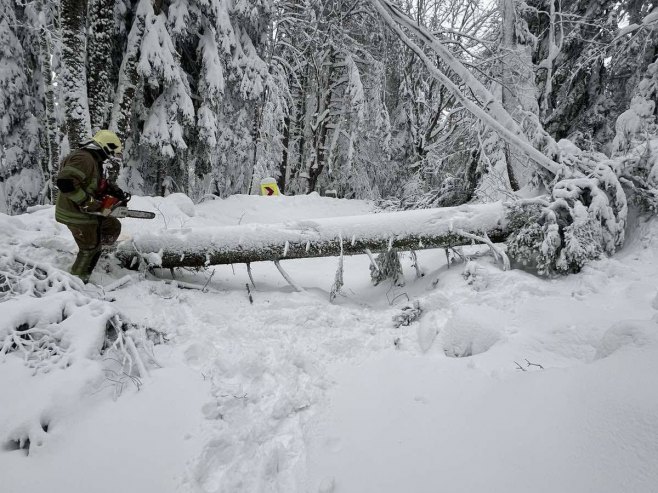 Евакуација путника на Козари (ФОТО)